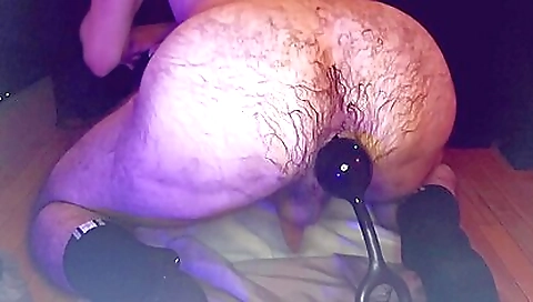 Big hole insertions lead to massive anal squirting finish