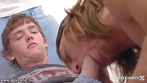 Bareback threesome with a blonde and brunette porn clip