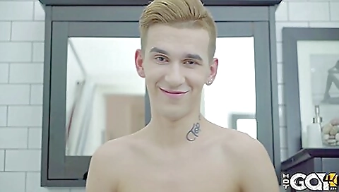 Blonde amateur porn video showing a guy masturbating
