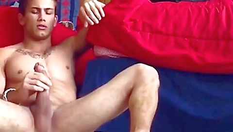 Amateur gym stud jerking off blonde girl in the gym