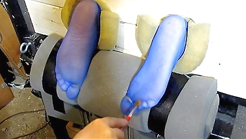 Amateur teen with a nice body takes a dildo inside her pussy